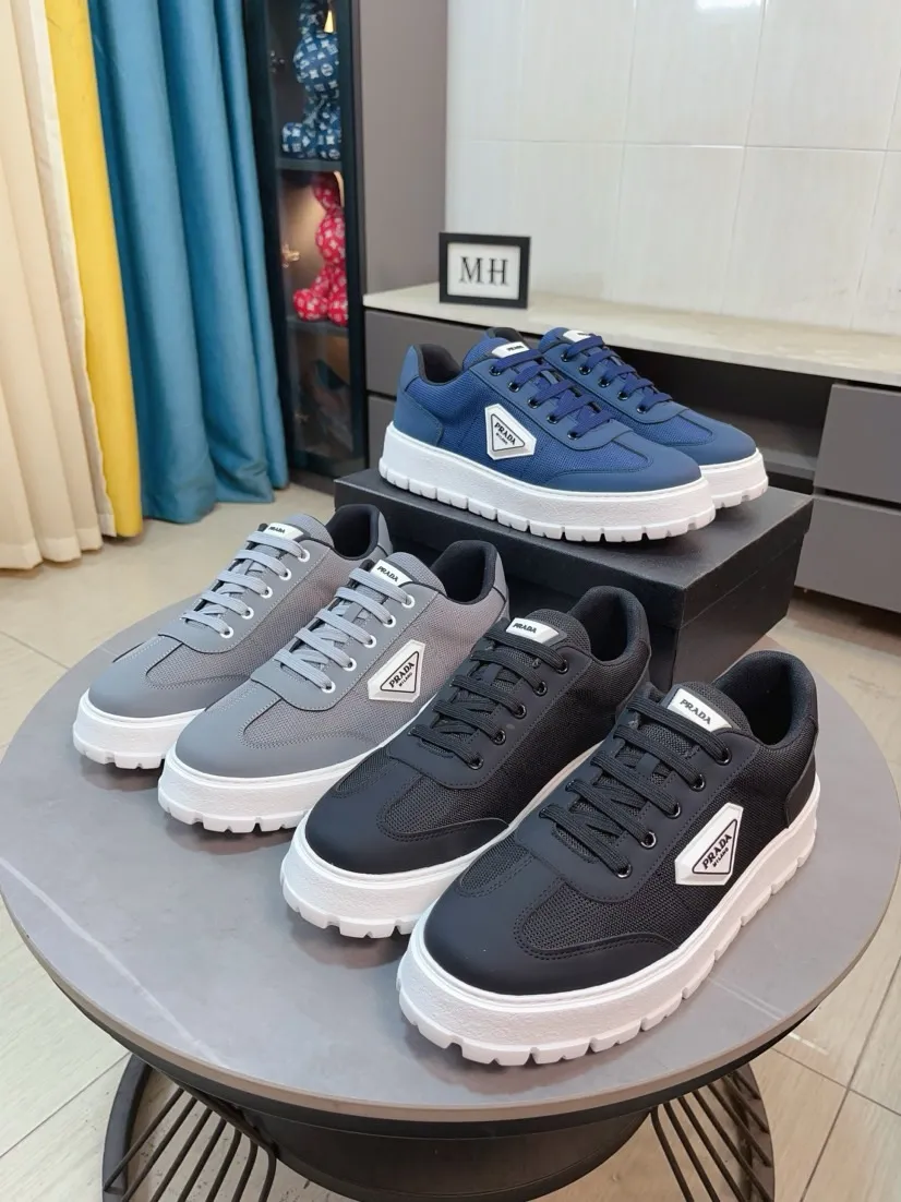 Men's shoes 💰440🌹🌹Prada 〈prada〉 luxury and fashionable high-end products ✊🔥The perfect last shape and top-notch handcrafting make this shoe immediately create a strong aristocratic atmosphere. Imported first-layer cowhide with brogue carving crafts💋Genuine leather lining🎶Rubber combination outsole specially imported from France for leather shoes😍Color: Mysterious Black☕️Size 38～44